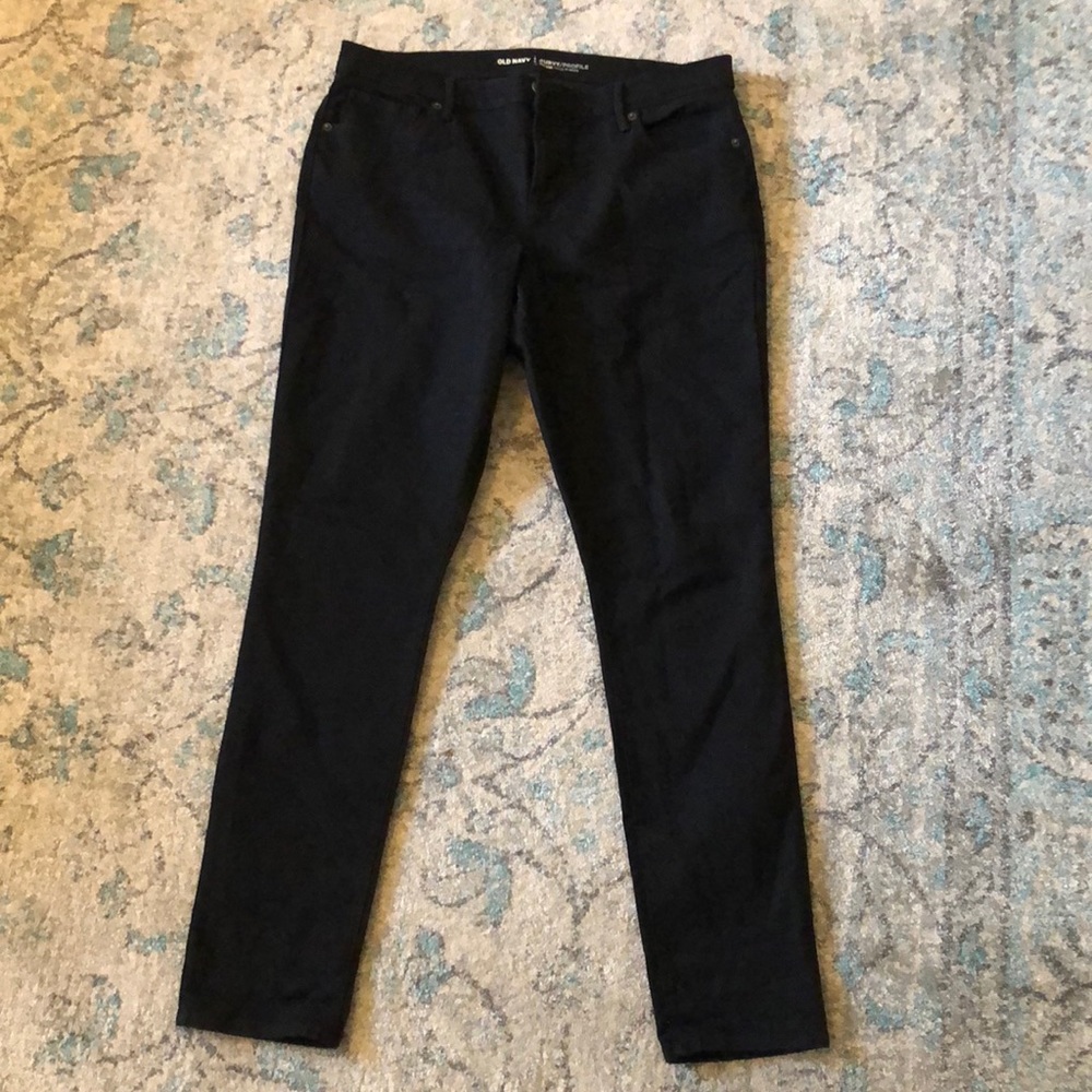 Old navy skinny black jeans. Curvy fit. Mid rise.